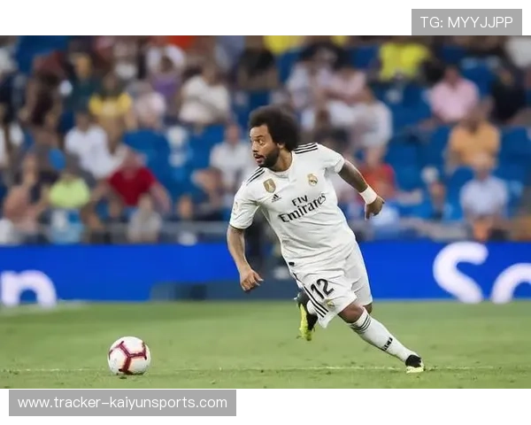 足球巨星背后力量：母亲如何成就儿子辉煌道路的坚强支柱